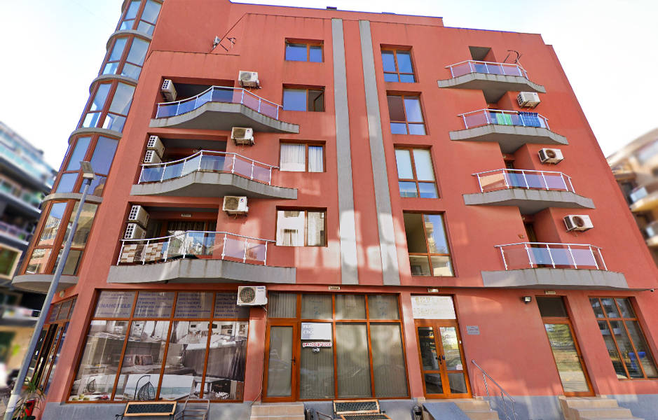 Detail na fasádu hotelu s balkóny a klimatizačními jednotkami. - Detail na fasádu hotelu s balkóny a klimatizačními jednotkami.