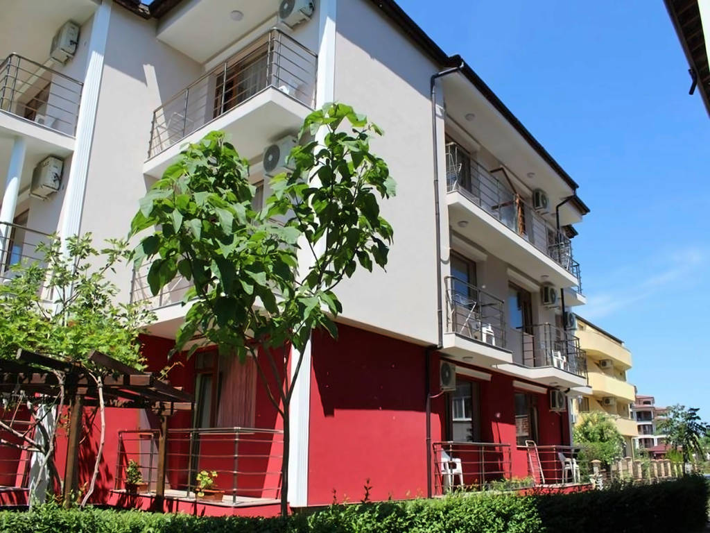 Boční pohled na hotel s balkóny a jasnou modrou oblohou. - Boční pohled na hotel s balkóny a jasnou modrou oblohou.