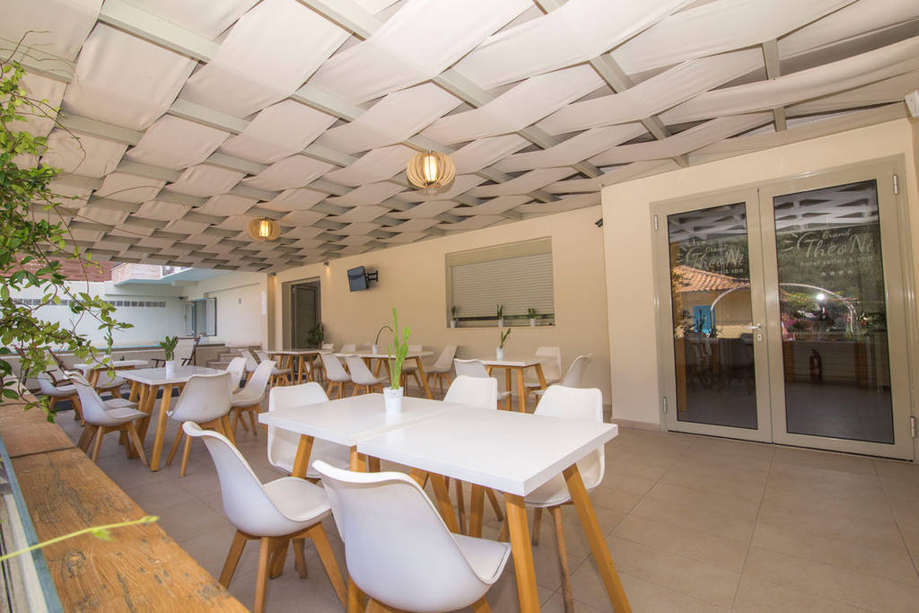 Hotel Grand Theoni Aparthotel & Spa
