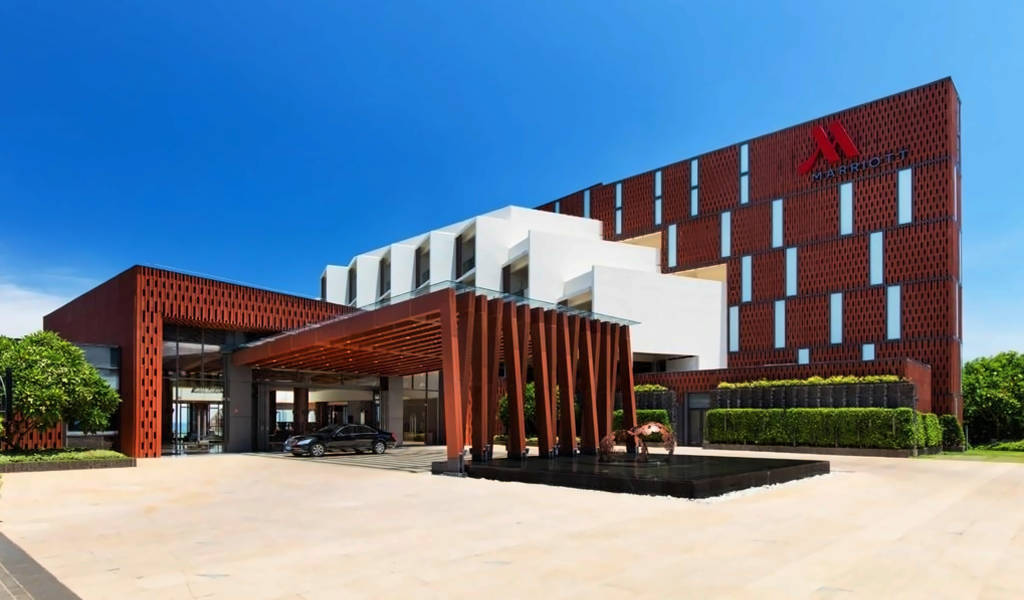 Moderní vstup do hotelu se dřevěným přístřeškem a vodním prvkem. - Moderní vstup do hotelu se dřevěným přístřeškem a vodním prvkem.