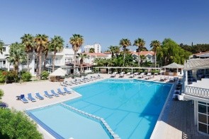 La Hotel & Resort