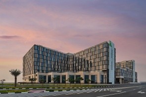 Holiday Inn Dubai Al-Maktoum Airport