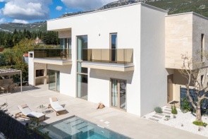 Villa Veluri (Kaštel Lukšić)