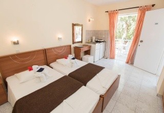 Leonidas Hotel & Studios