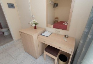 Leonidas Hotel & Studios