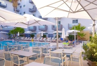 Pebbles Resort (St. Paul's Bay)