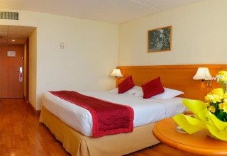 Lou Lou ’ A Beach Resort