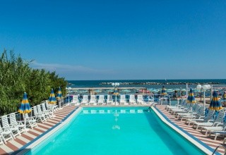 Club Hotel Bikini & Tropicana