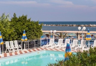 Club Hotel Bikini & Tropicana