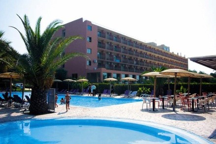 Ninos Grand Beach Resort recenzie