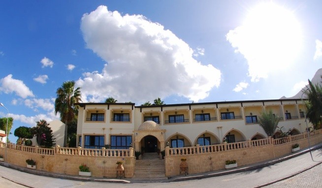 Bellapais Monastery Village opinie