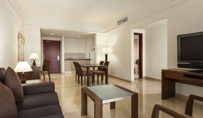 Ramada by Wyndham Beach recenze