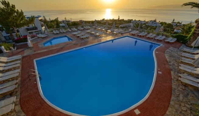 Hersonissos Village recenzie