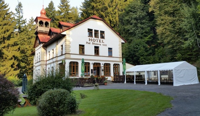 Pod Šikmou Věží recenze