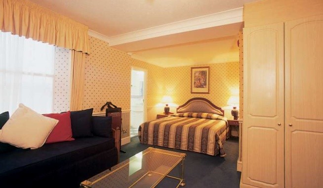 Holiday Villa & Suites recenze