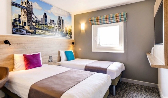 Custom House Excel recenzie