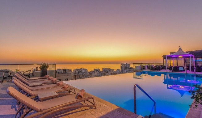 AX The Palace recenzie