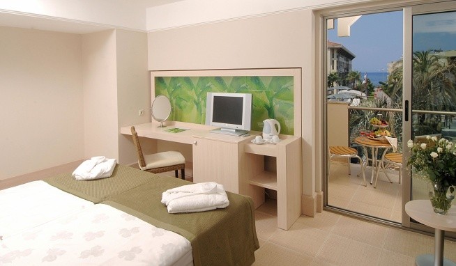 Iron Ambassador Plaza recenzie