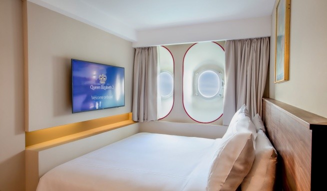 Queen Elizabeth 2 recenze