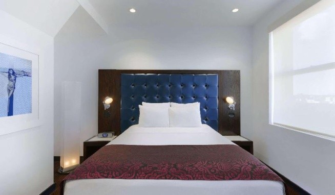 Night Hotel Broadway recenze