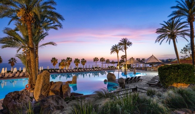 Coral Beach Hotel & Resort recenze