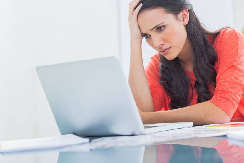 laptop dilemma gondolkozó nő internet
