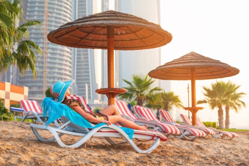 Dubai tengerpart napernyő napozó nő