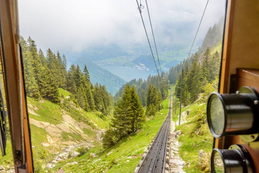 Výhled z vlaku na Lucernské jezero