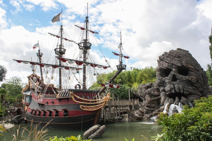 Pirátská loď v Disneylandu