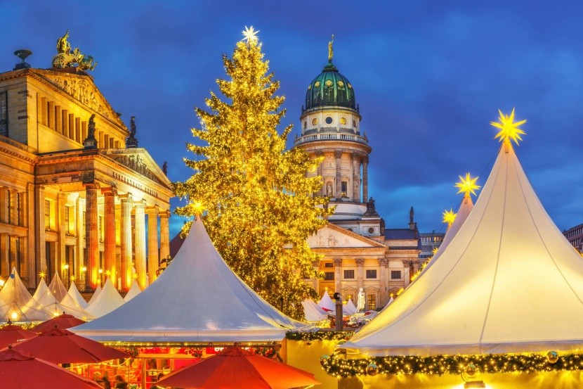 Németország Berlin karácsonyfa vásár sátrak