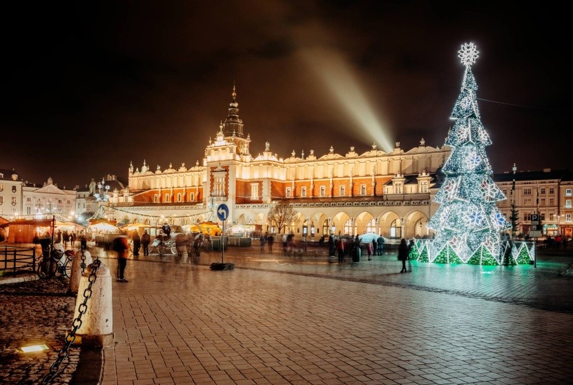 Krakkó karácsonyi vásár karácsonyfa fények