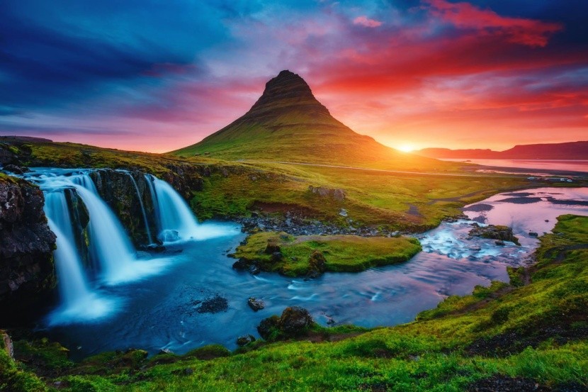 Kirkjufell hegy gejzír vízesés Izland 