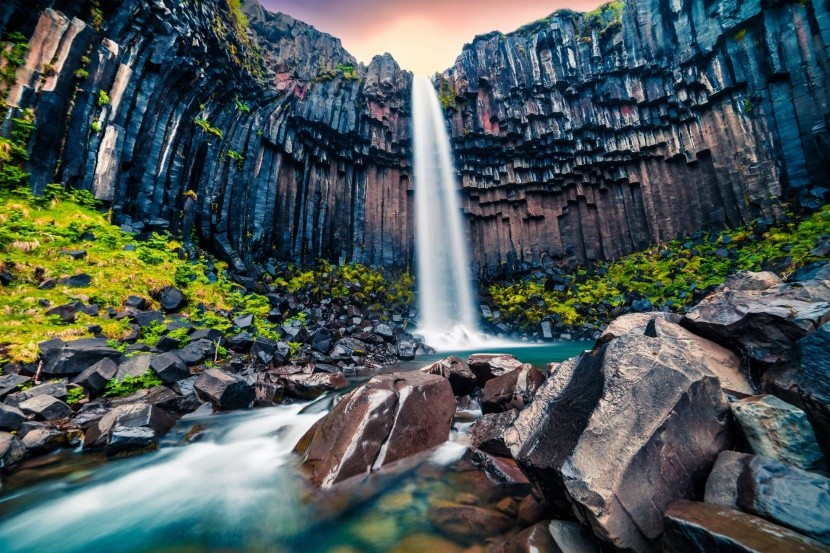 Svartifoss vízesés Izland sötétszürke sziklák