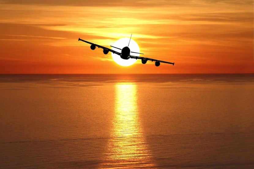 Repülő a  naplementében