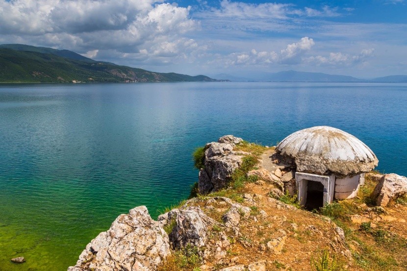 Starý vojenský bunkr u Ohridského jezera