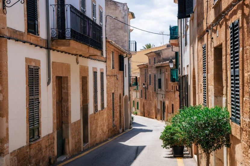 Uličky starobylé Alcudie, Mallorca