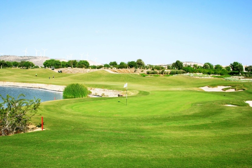 Jedno z golfových hřišť na Kypru