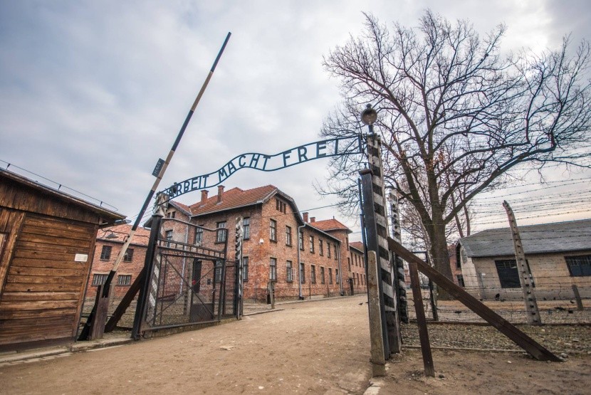 Vstupní brána do koncentračního tábora