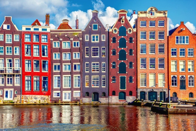 színes házak Amszterdam vízre épült város