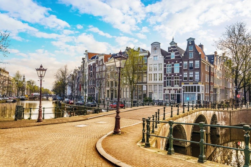 történelmi épületek sétány híd Amszterdam