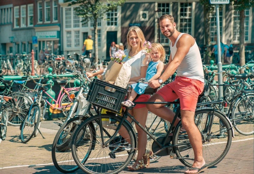 család kerékpár bicikli közlekedés