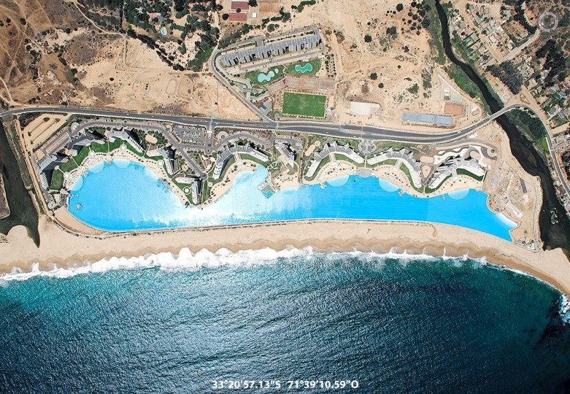 Satelitní snímek největšího hotelového bazénu