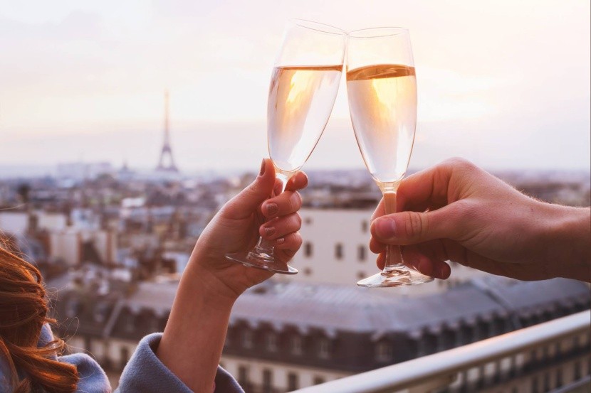 Étterem pezsgő koccintás Eiffel-torony Párizs