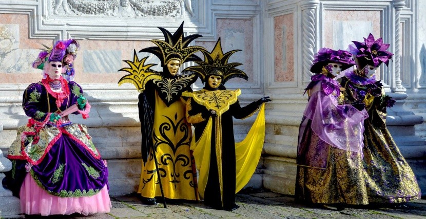 Pestrobarevné masky na karnevalu v Benátkách