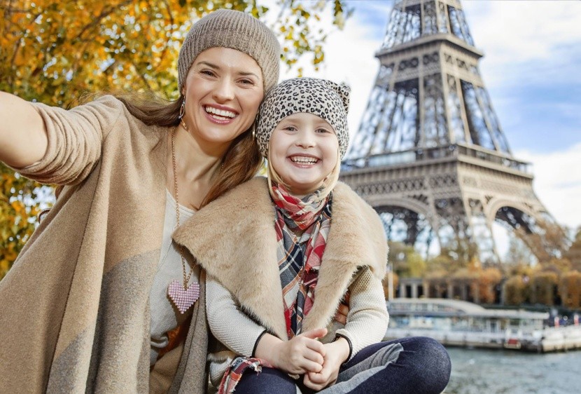 Mamička s dcérou u Eiffelovej veže