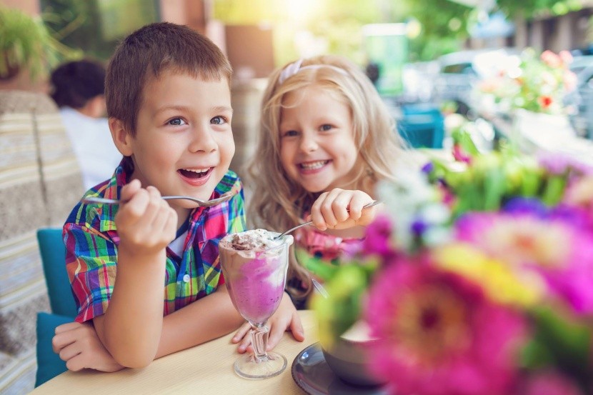 Deti so zmrzlinovým pohárom