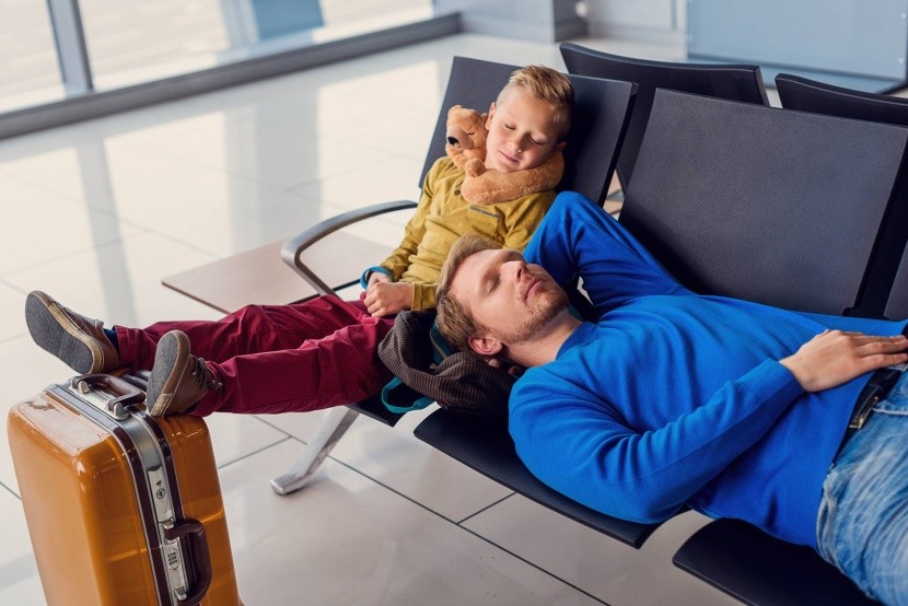 reptér várakozás család gyerek bőrönd alvás