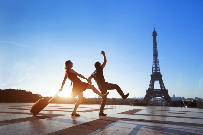 Párizs turisták utazás bőrönd Eiffel-torony
