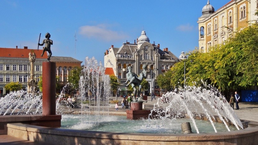 Centrálne námestie s fontánou v Szombathely