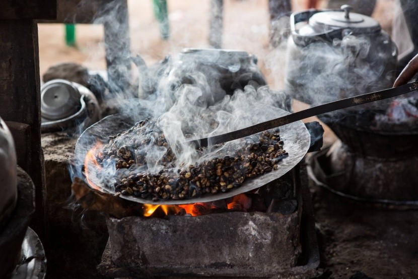 Tradičné praženie kávy v Etiópií